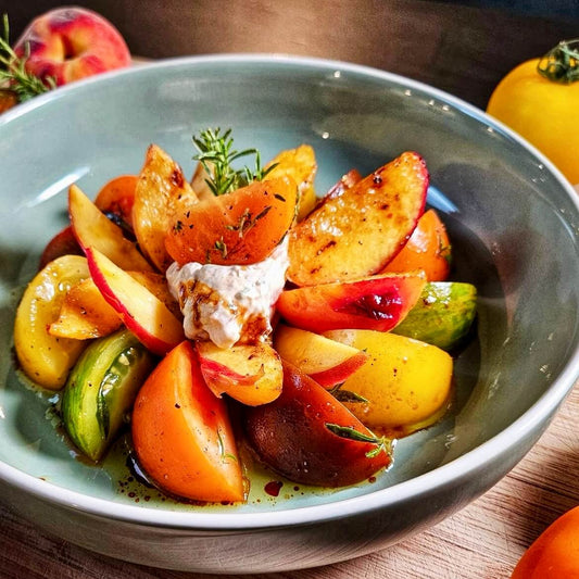 Salade de pĂŞches rĂ´ties et tomates