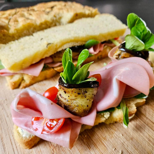 Sandwich focaccia à la mortadelle & légumes grillés