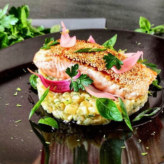 Tartare de pommes de terre, saumon crispy au sésame