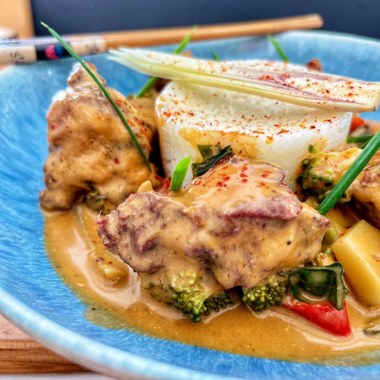 SautĂ© de bĆuf confit au curry rouge