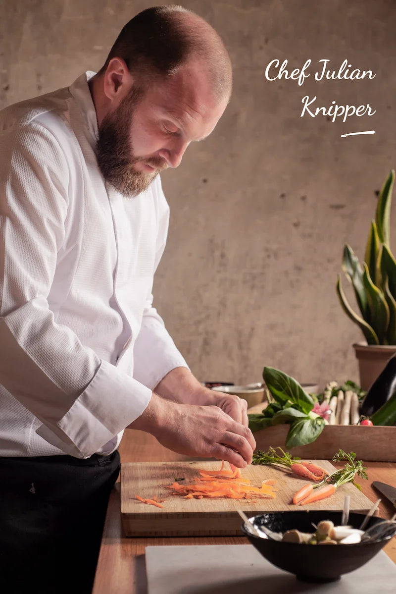 Chef Julian Knipper en train de couper des légumes