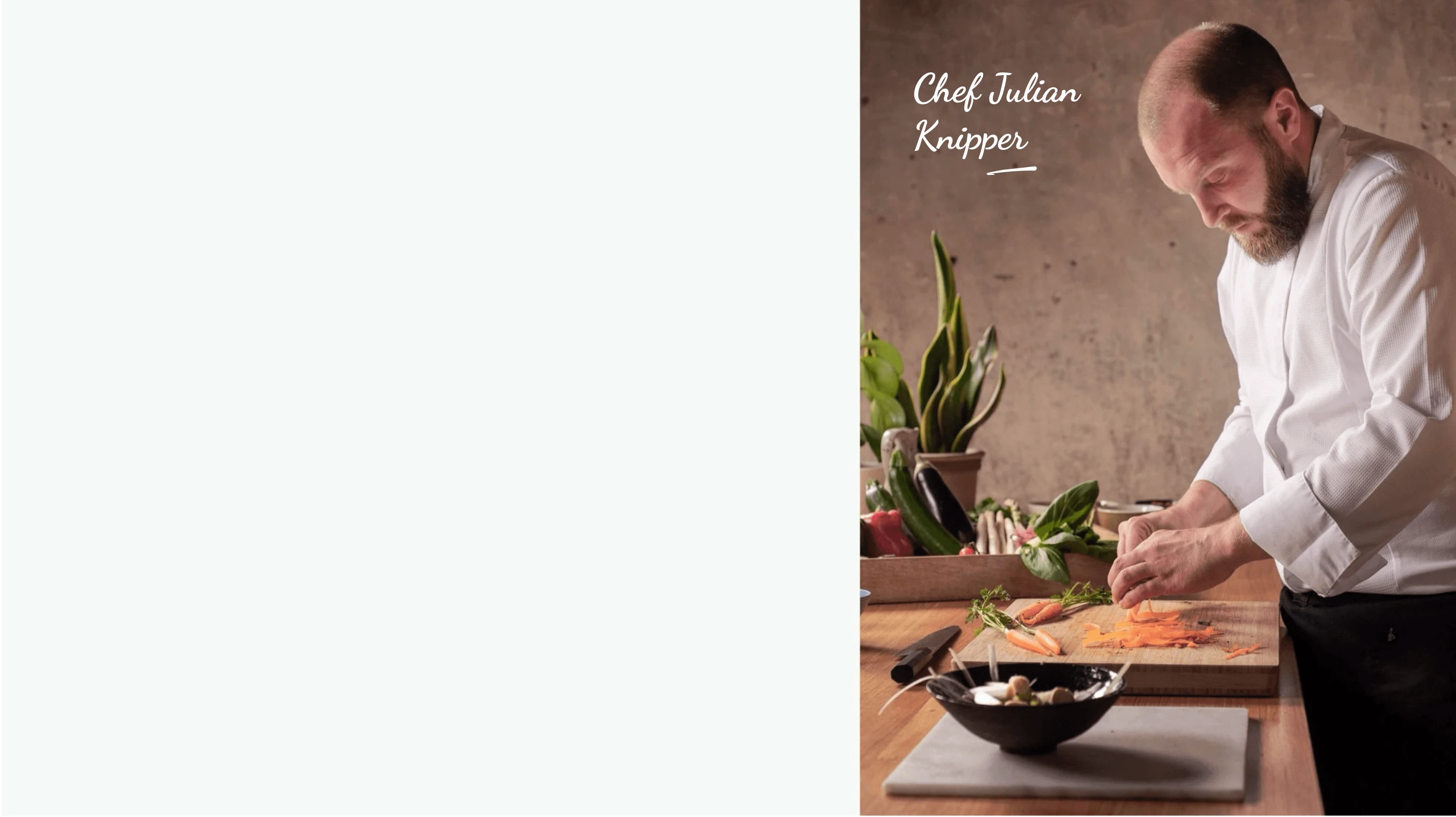 Chef Julian Knipper en train de découper des légumes sur une planche de bois