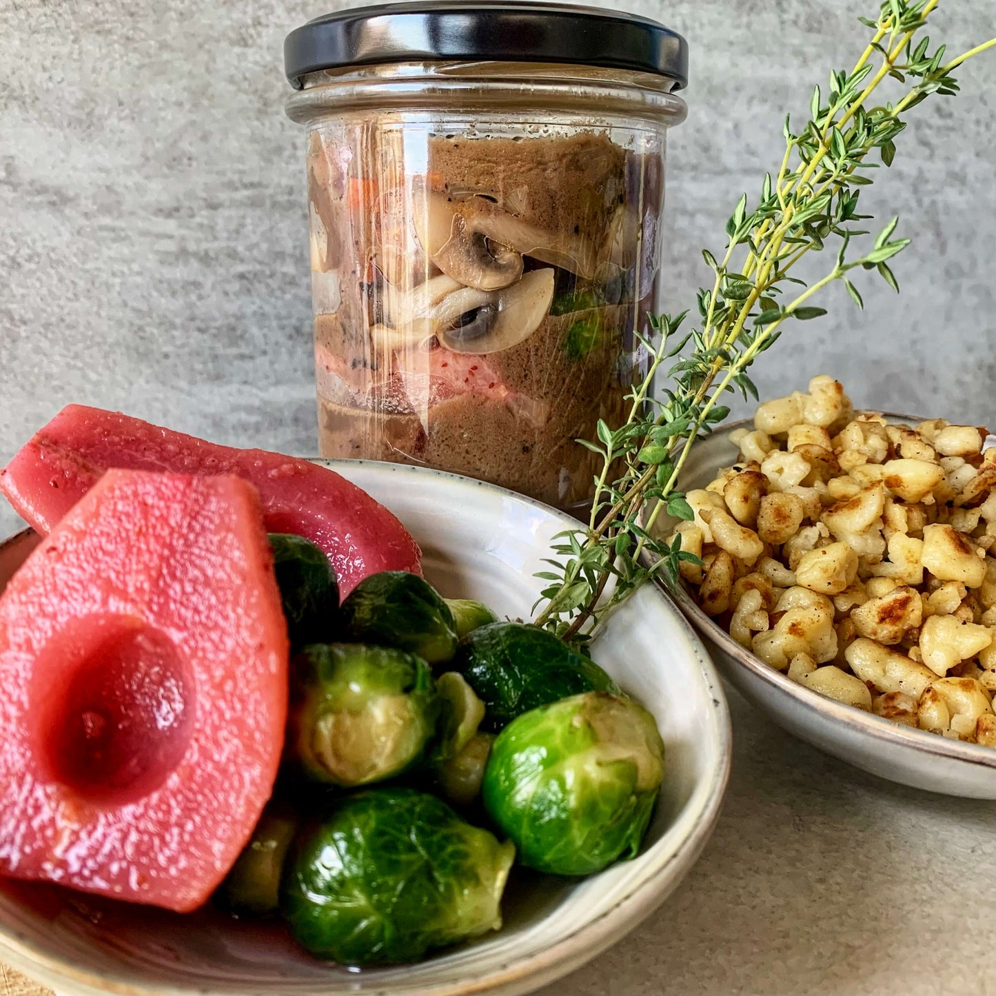 Civet de cerf sauce grand veneur, poires, choux de bruxelles et spätzle