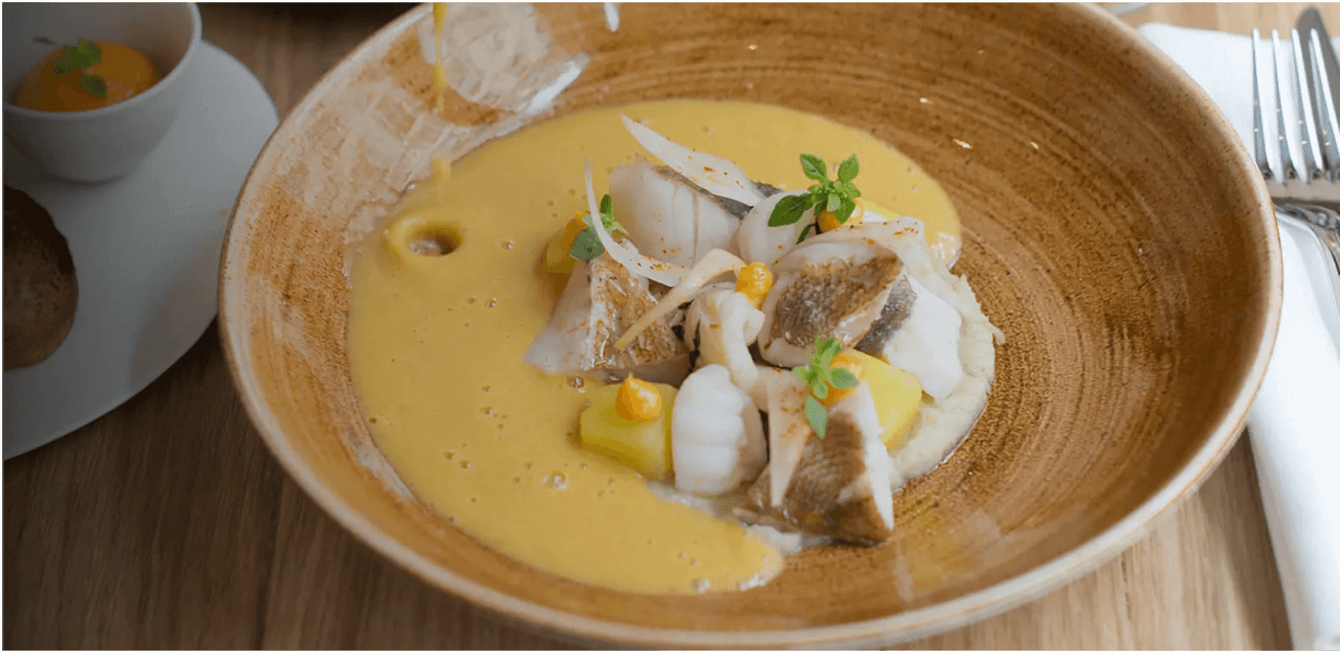 Assiette de poisson servie dans un restaurant