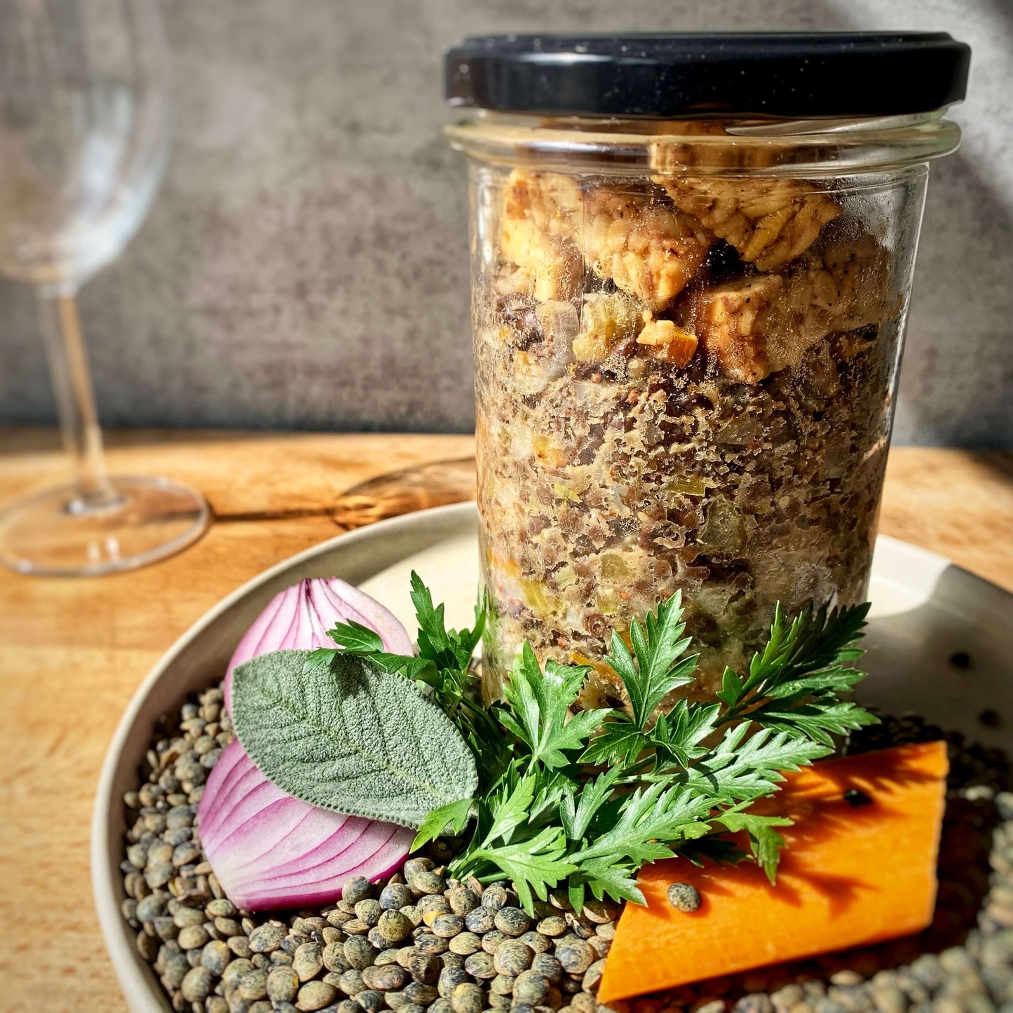 Salade de lentilles beluga & tempeh rôti