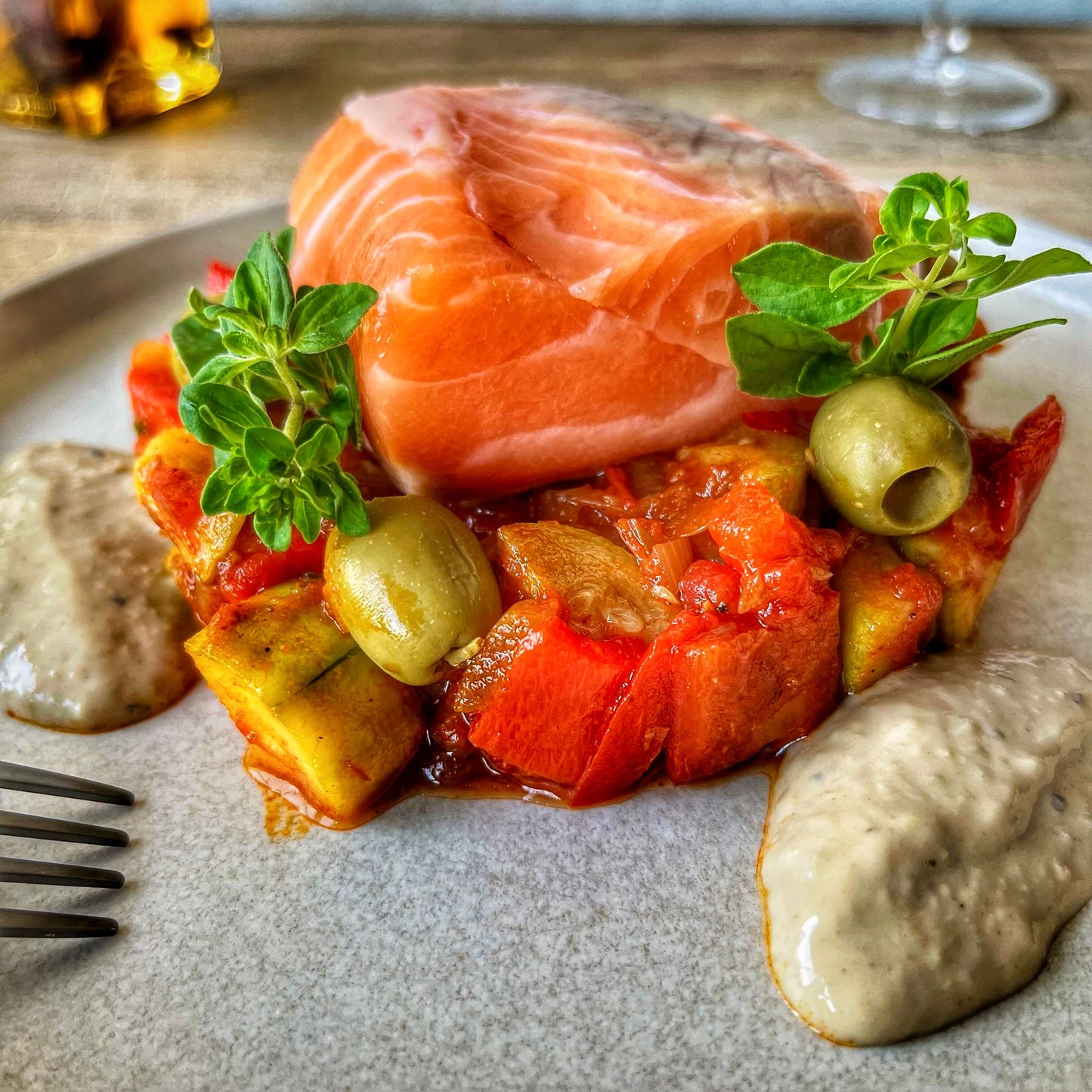 Saumon à la provencale, olives vertes, poivrons et courgettes et purée de pommes de terre