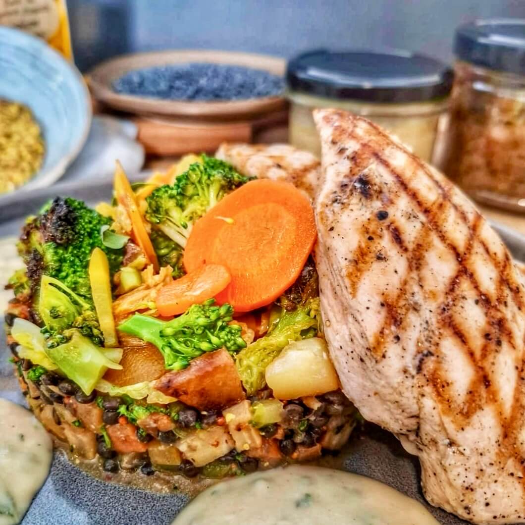 Volaille grillée, lentilles beluga & crémeux oignons