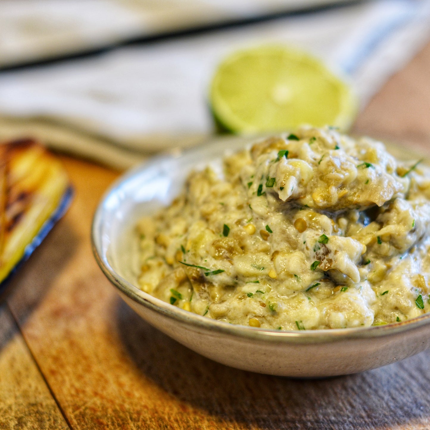 Baba ganoush dans une coupelle avec un citron en arrière-plan