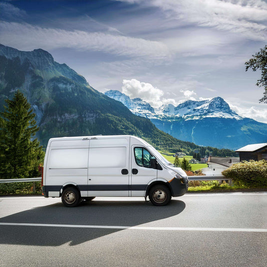 Camion de livraison de repas dans un paysage de montagne