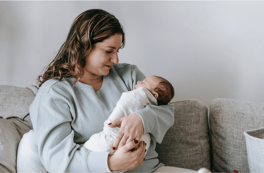 Jeune maman tenant son bébé dans les bras