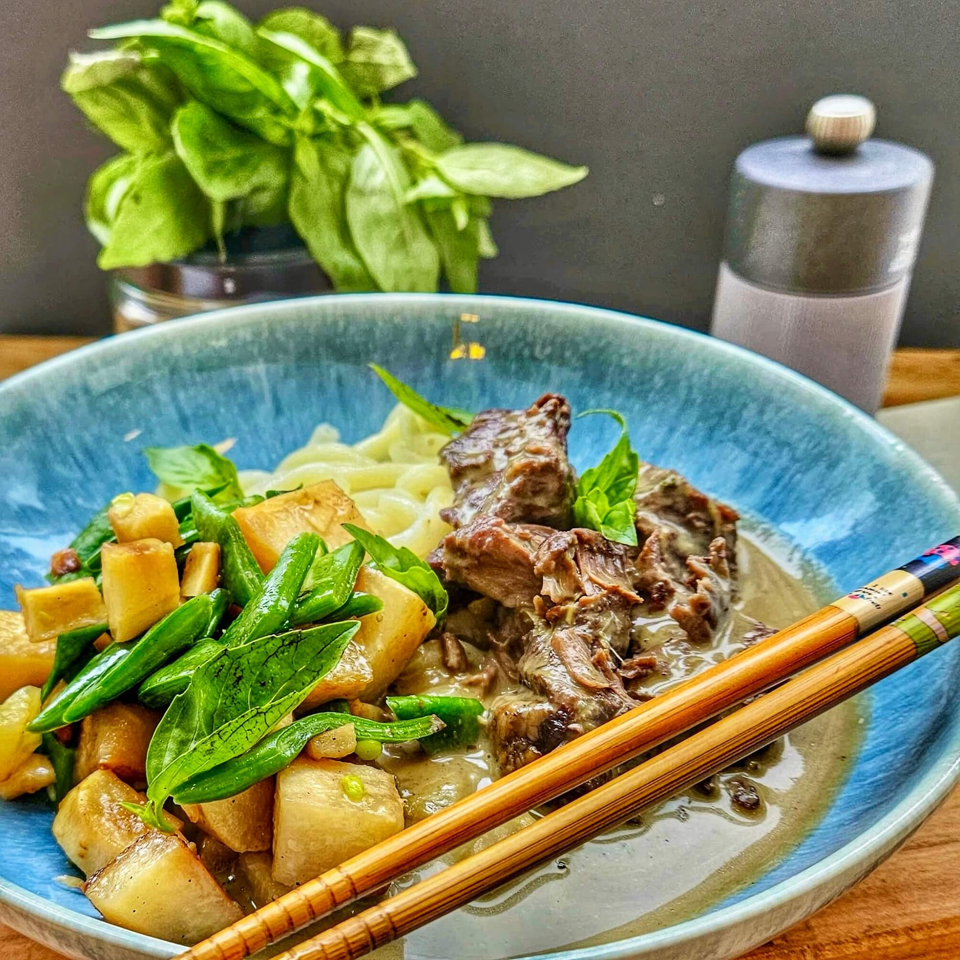 Bœuf confit 12h au lait de coco & basilic