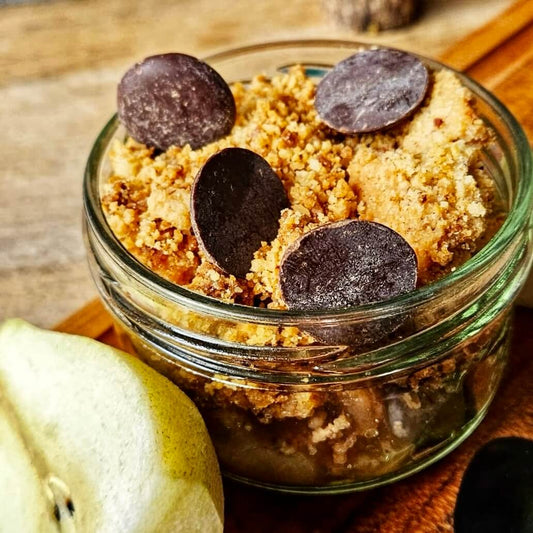 Crumble aux poires confites et éclats de chocolat noir