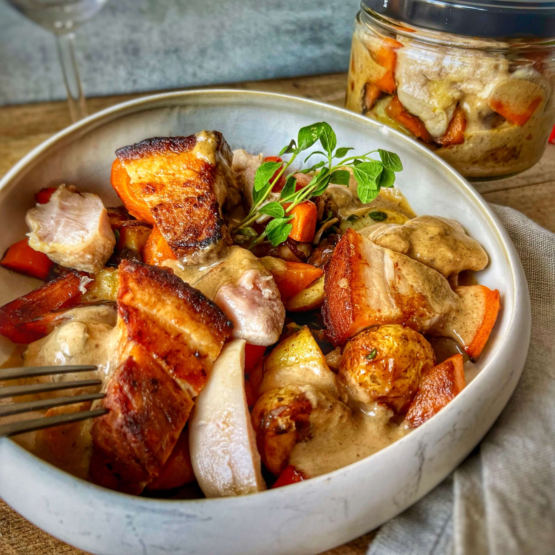 Duo porc & volaille, sauce aux champignons, carottes et pommes de terre nouvelles