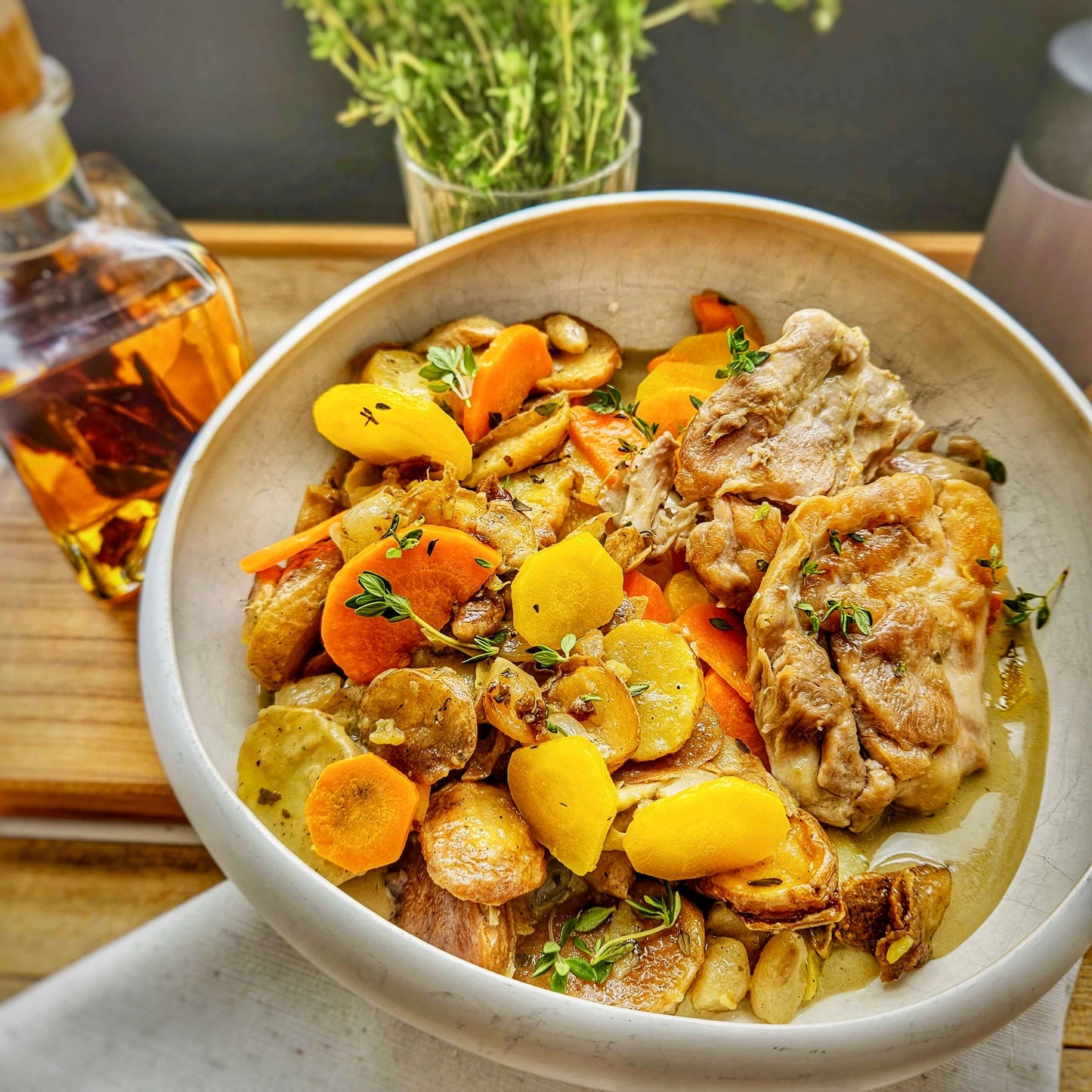 Fricasée de poulet aux artichauts et aux carottes