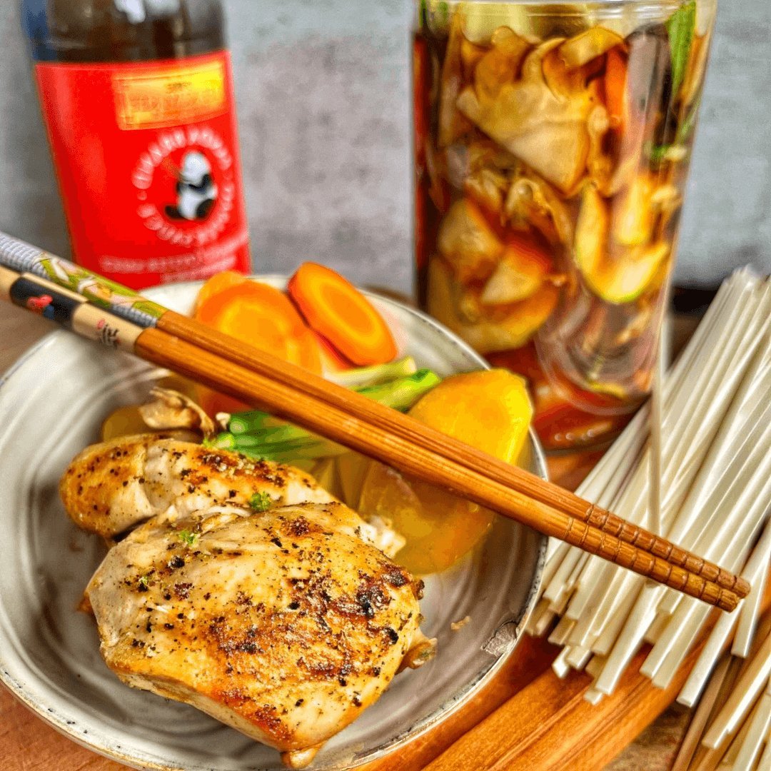 Ramen de poulet aux légumes asiatiques marinés